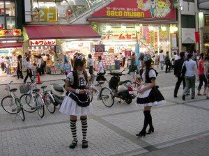 Chicas promocionando un Maid Café en Akiba, Tokio.
