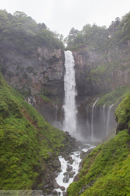 imagen de la espectacular cascada de Kegon en el lago Chuzenji