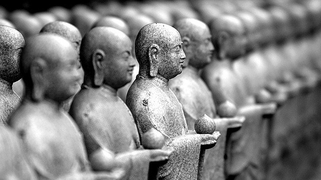 Imagen de los monjes de piedra en el Templo Hase Kannon en Kamakura