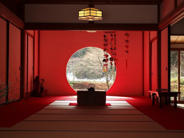 Imagen desde el interior del templo de Meigetsu-in en Kamakura